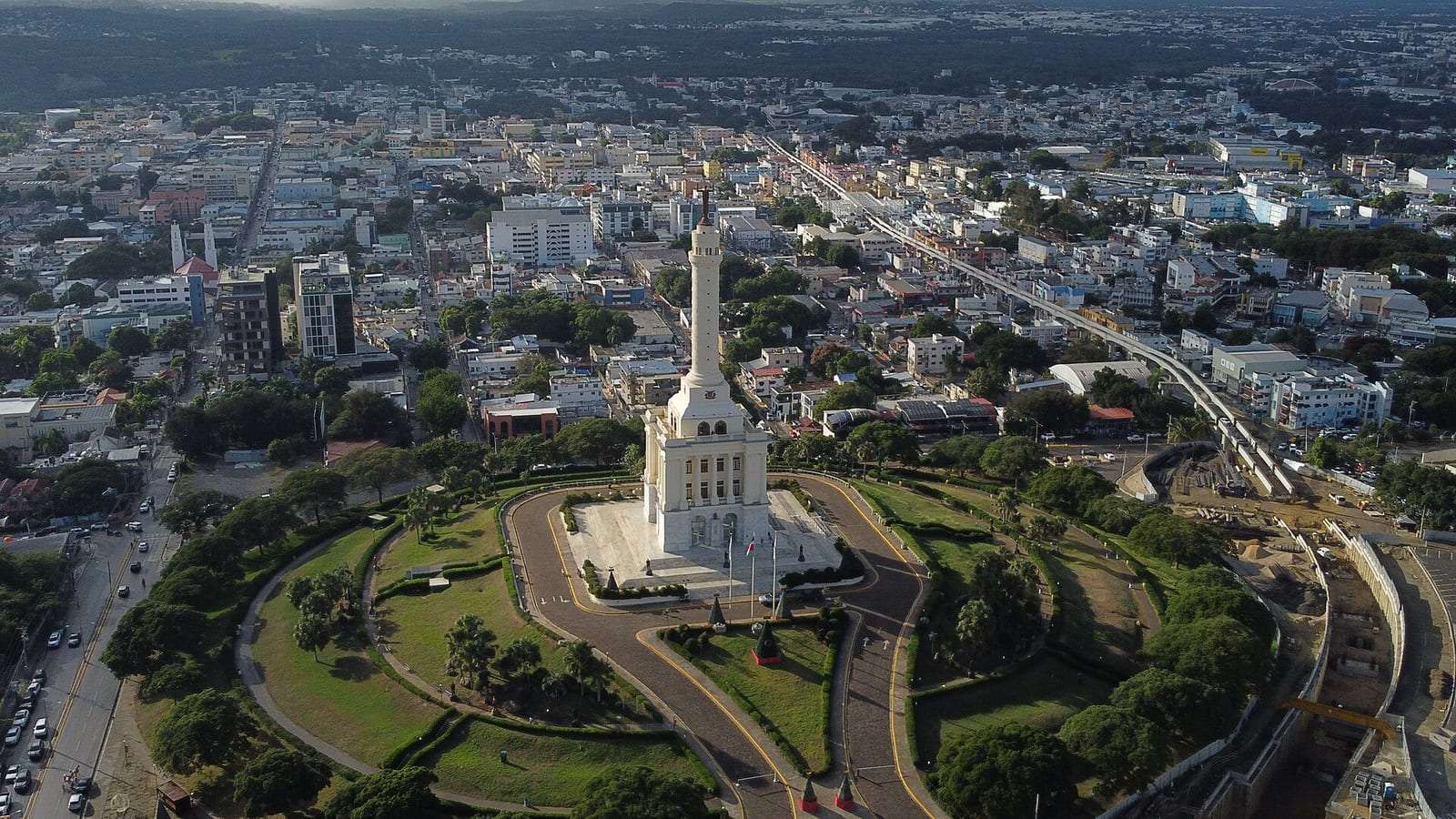 Vista aérea del Monumento a los Héroes de la Restauración entre jardines, con Santiago alrededor