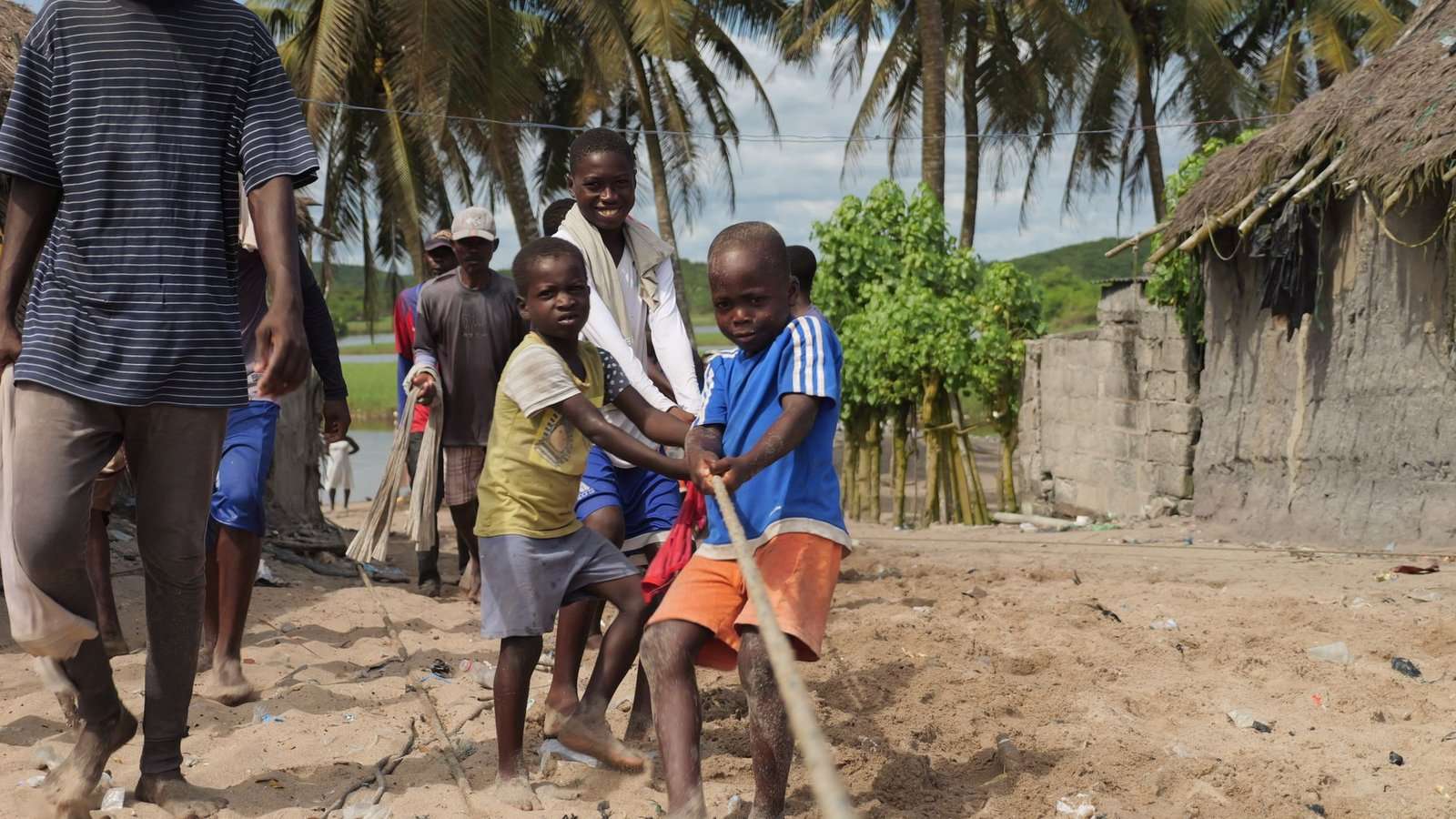 Niños jugando juntos al aire libre bajo las palmeras en un día de sol